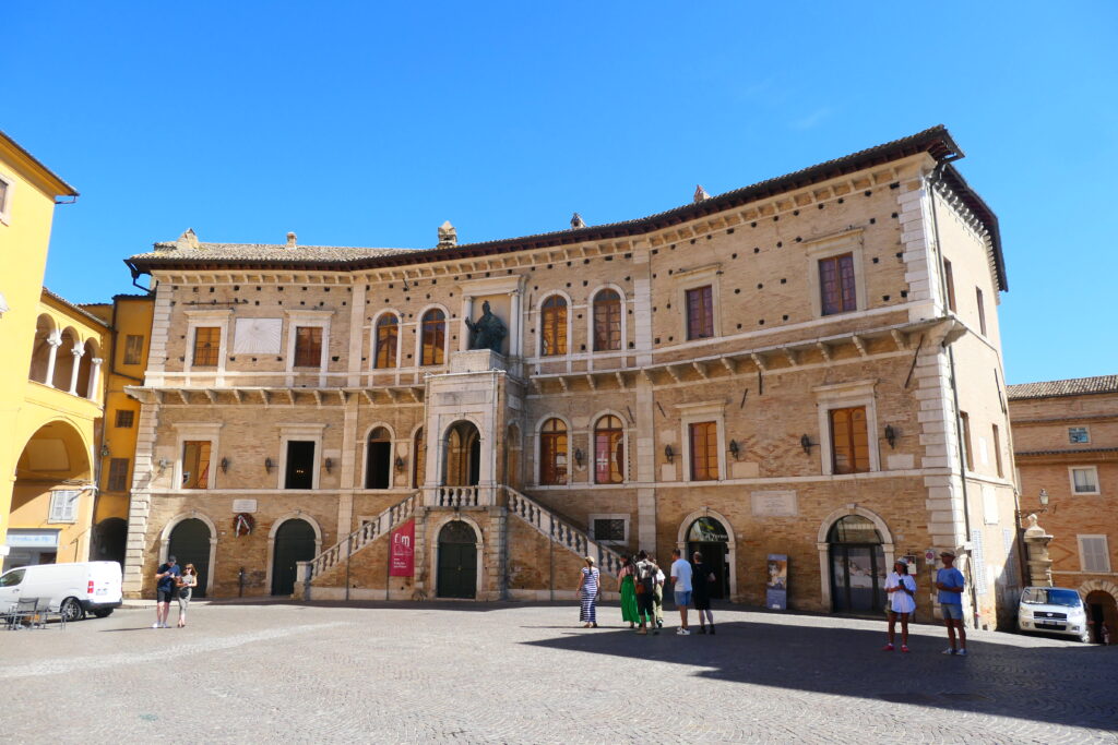 Fermo, Italia
Copyright © letsexplorehere.com