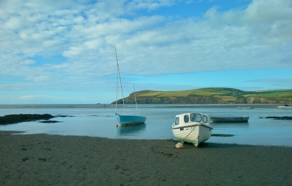 Newport beach on Cardigan Bay
Copyright © letsexplorehere.com