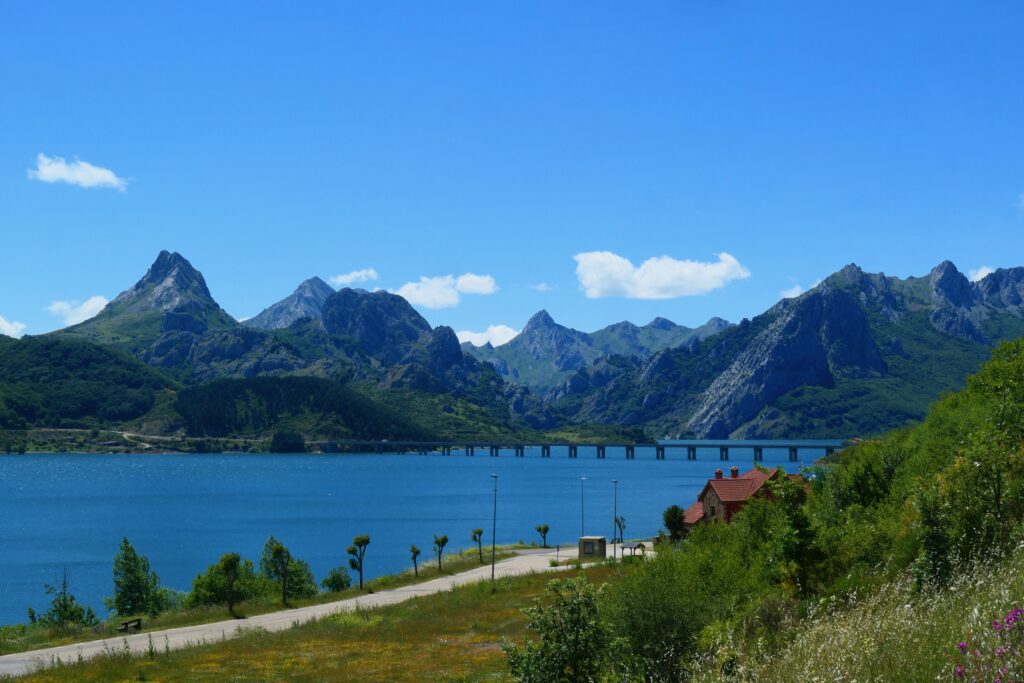 Overlooking the Riaño reservoir towards the Montaña de Riaño y Mampodre, Spain
Copyright © letsexplorehere.com