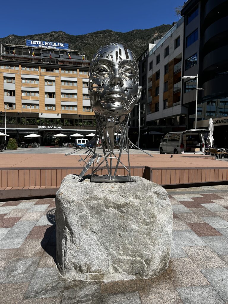 Escultura la mirada eterna
Copyright © letsexplorehere.com