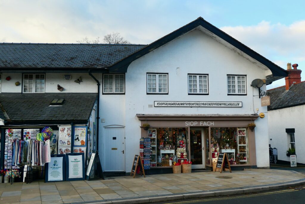 , Wales
Copyright © letsexplorehere.com